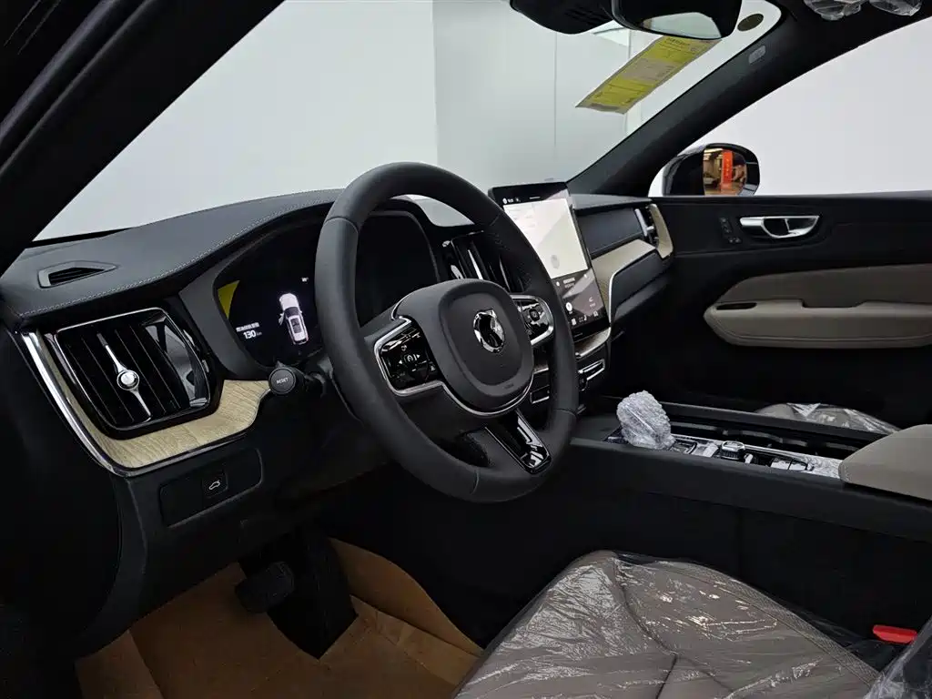 Volvo XC60 2026 B5 Luxury