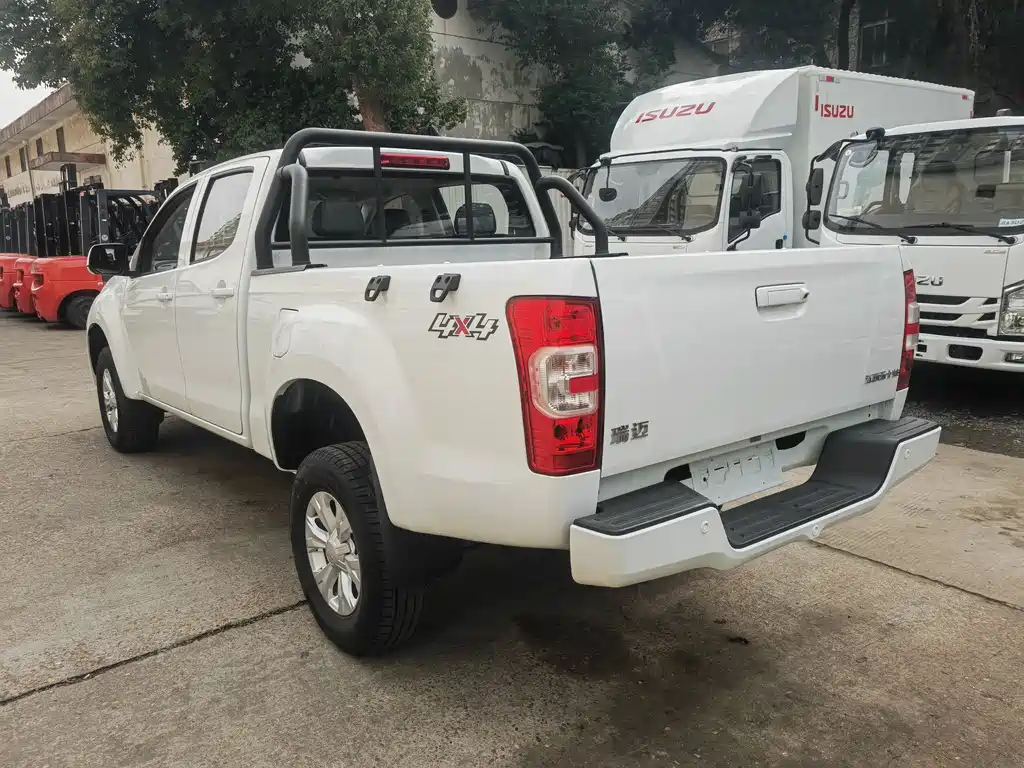 Isuzu RE-MAX 2025 2.4L MT Standard