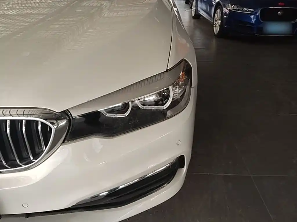 BMW 5 Series — миниатюра 24