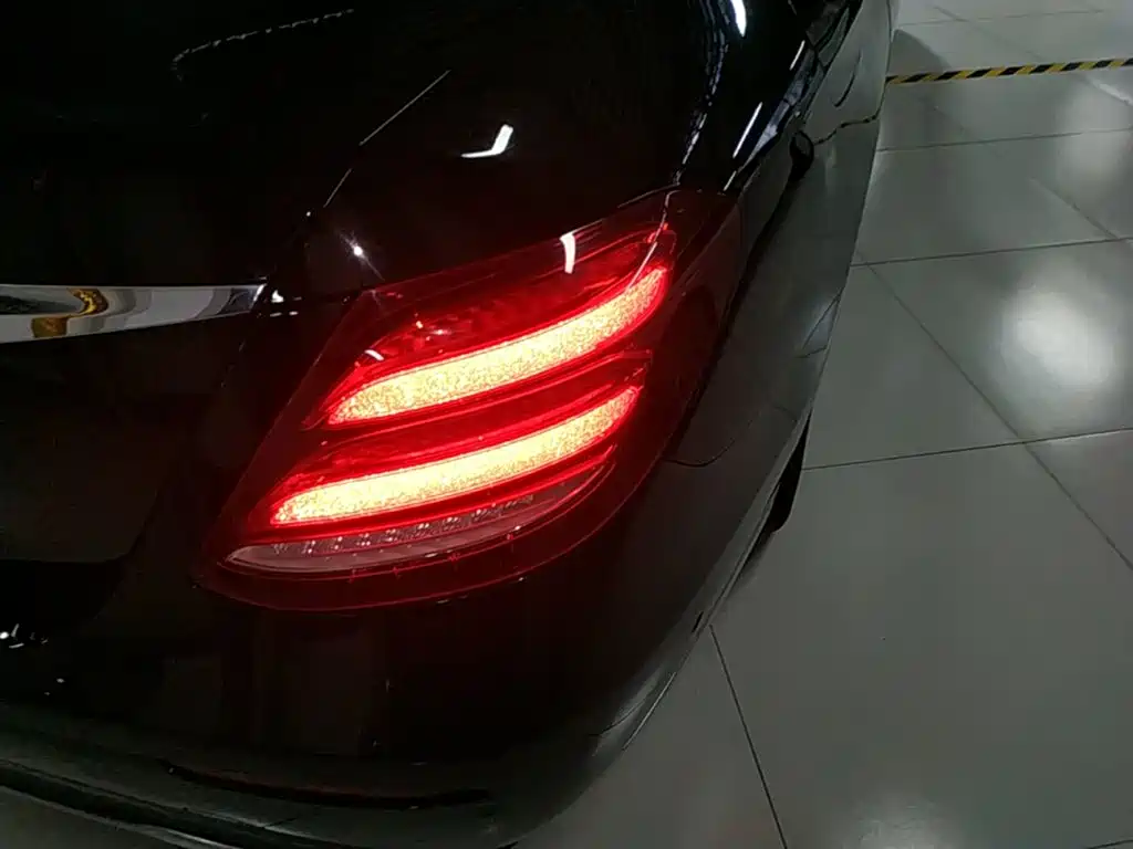 Mercedes-Benz E-Class — миниатюра 8