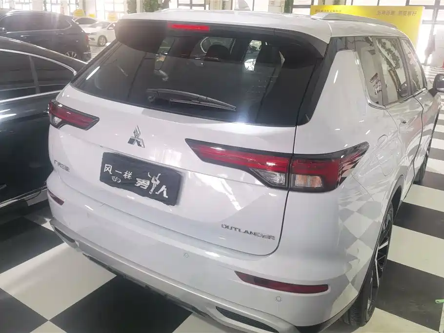 MITSUBISHI OUTLANDER