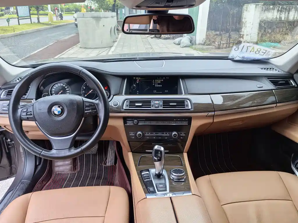 BMW 7 Series — миниатюра 9