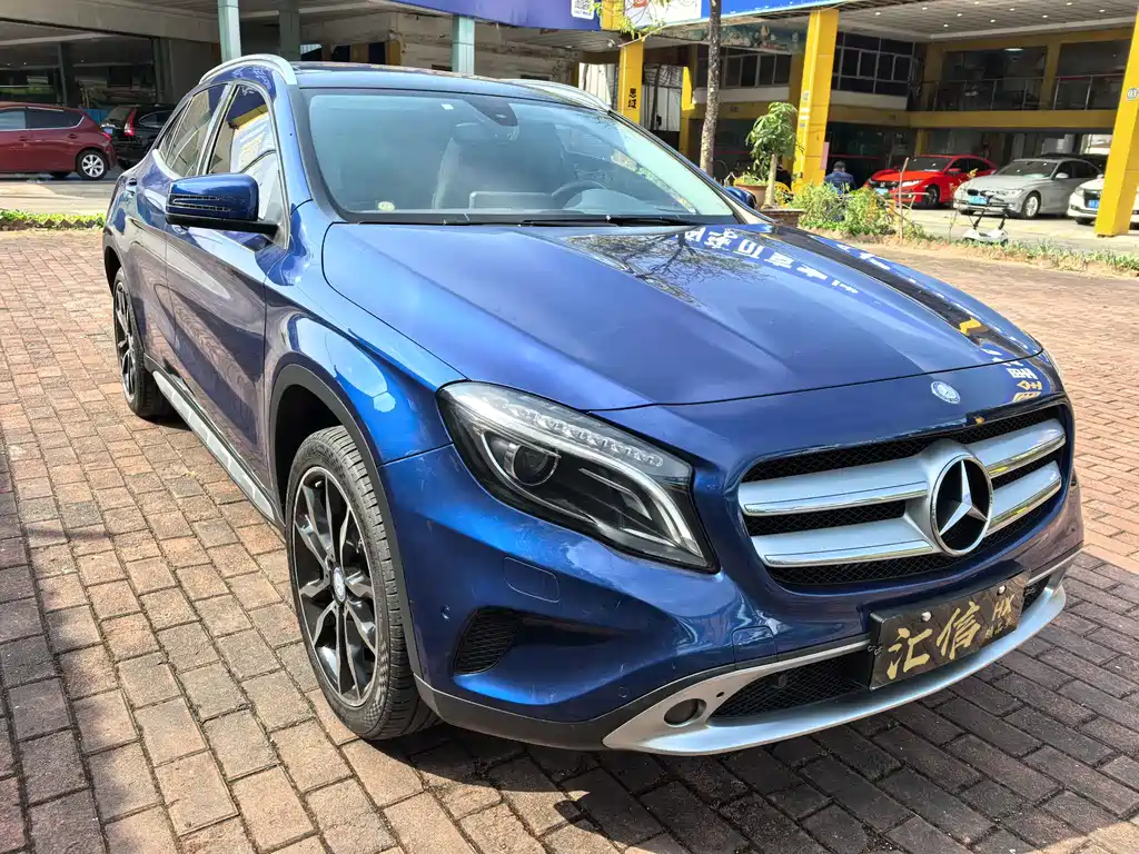 MERCEDES-BENZ GLA