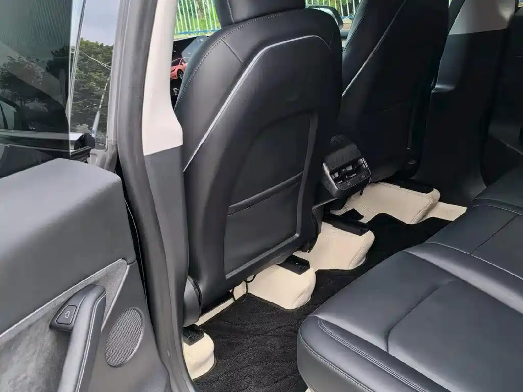 Tesla Model Y — миниатюра 7