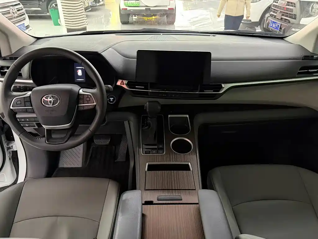 Toyota Granvia — миниатюра 4