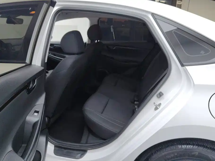 Hyundai Elantra — миниатюра 11