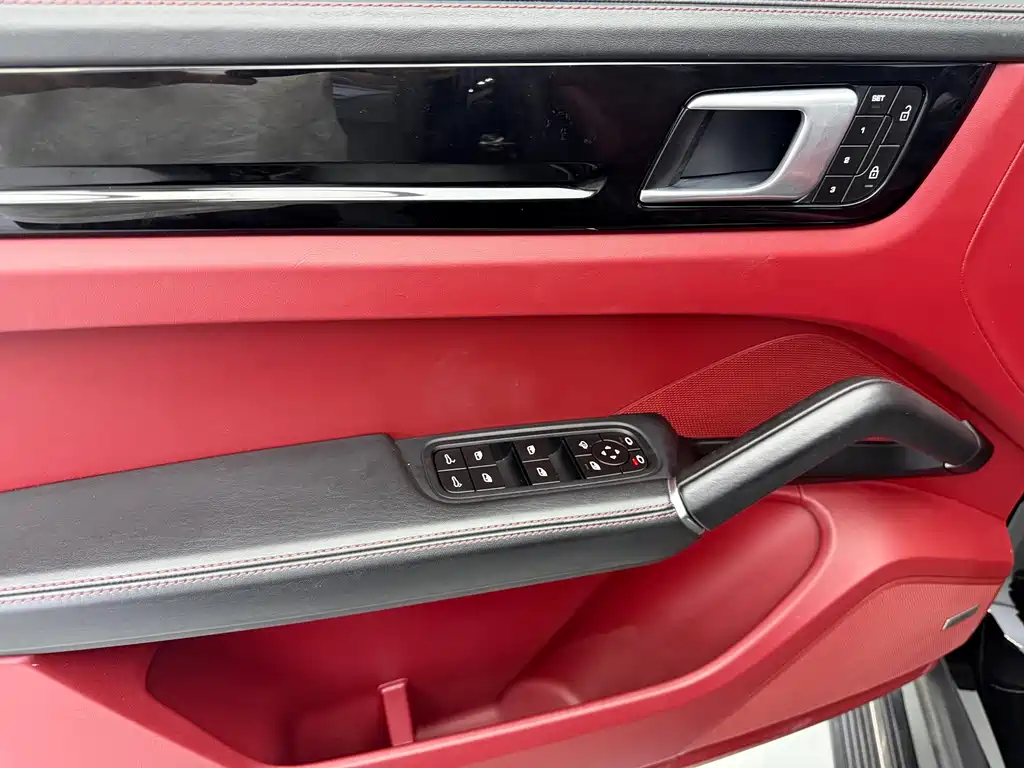 Porsche Cayenne — миниатюра 5