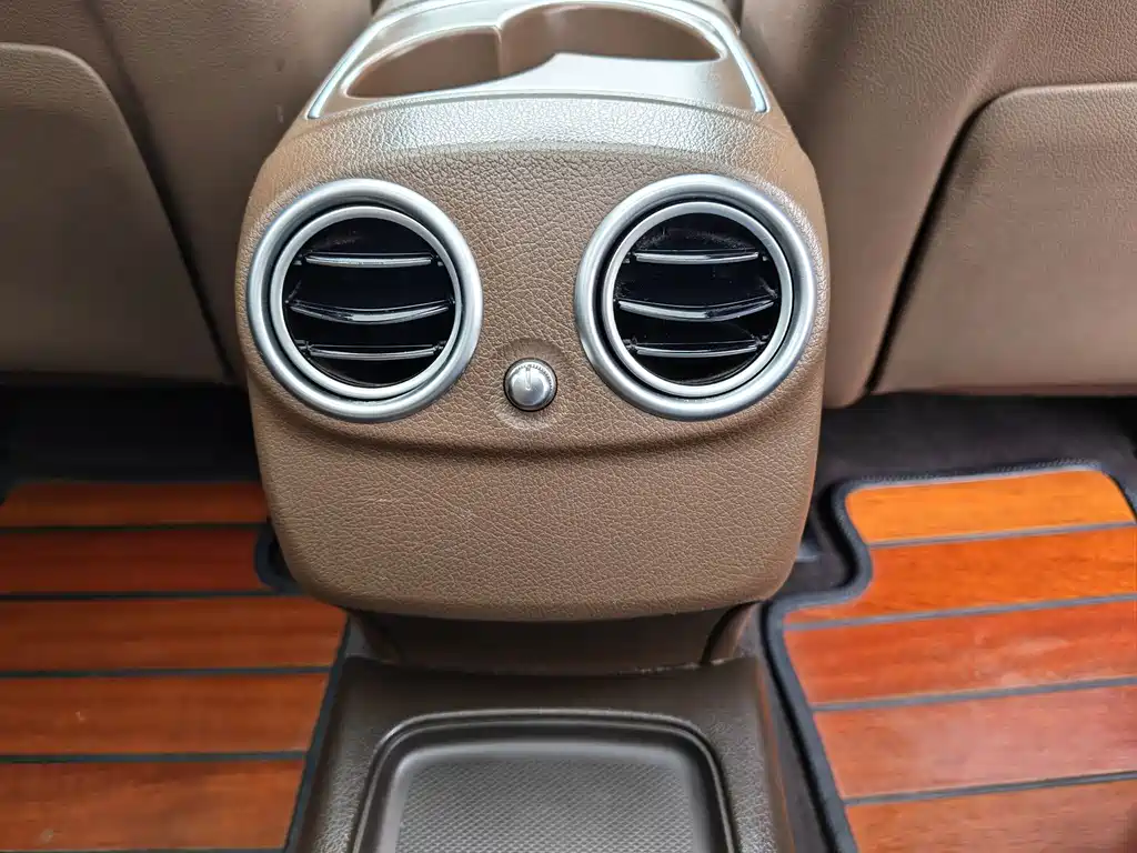 Mercedes-Benz E-Class — миниатюра 11