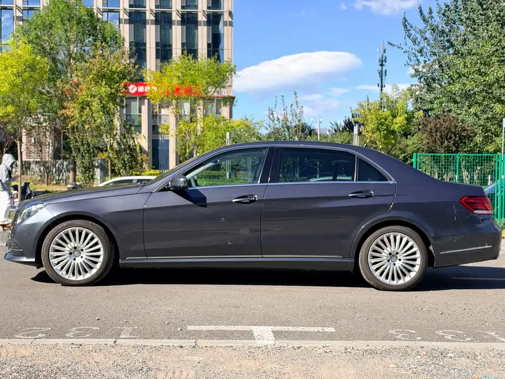 Mercedes-Benz E-Class — миниатюра 8