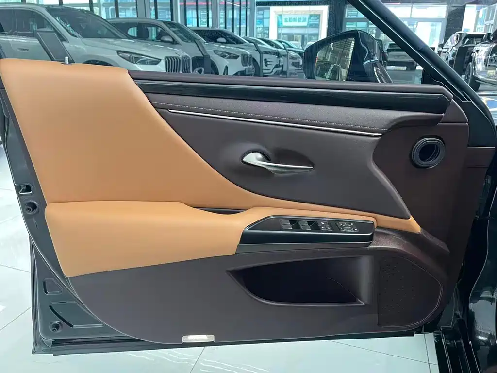 Lexus ES — миниатюра 12
