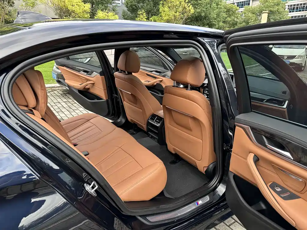 BMW 5 Series — миниатюра 6