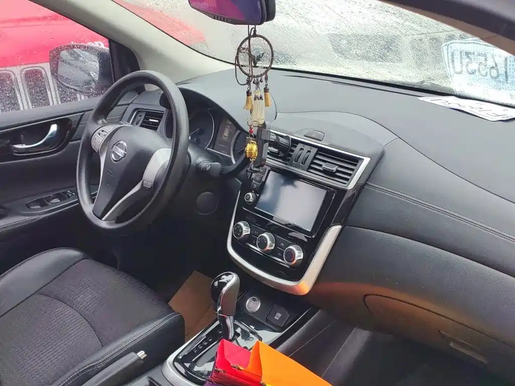 Nissan Tiida — миниатюра 10
