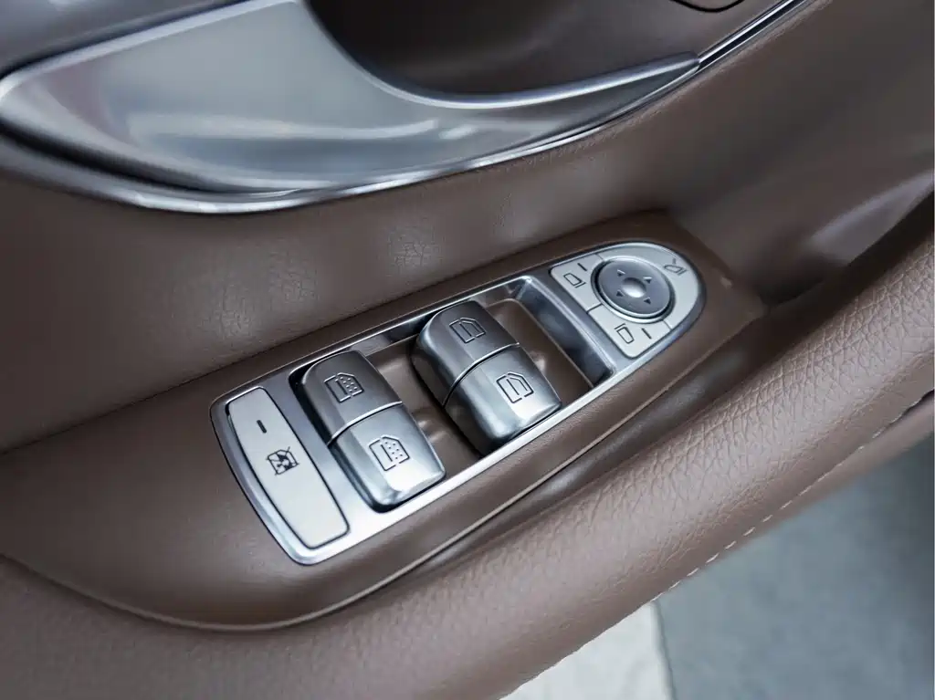 Mercedes-Benz E-Class — миниатюра 12