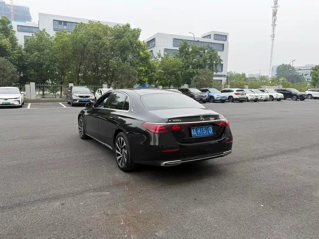 Mercedes-Benz E-Class — миниатюра 7