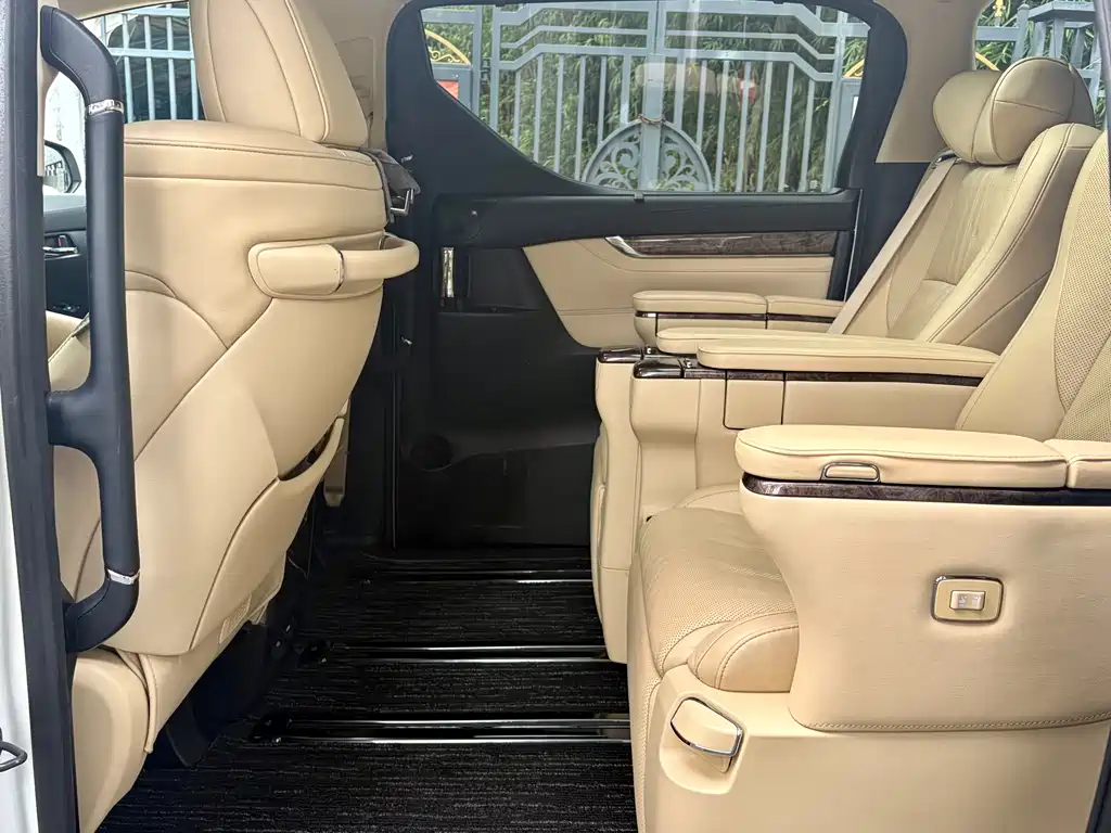 Toyota Alphard — миниатюра 8