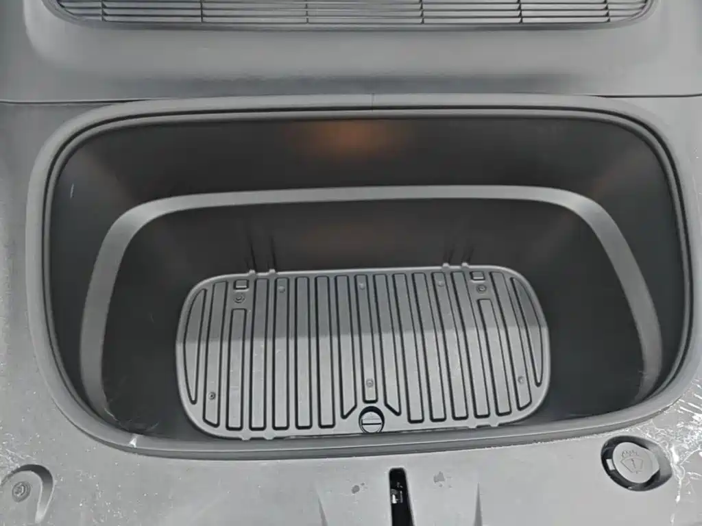 Tesla Model Y — миниатюра 20