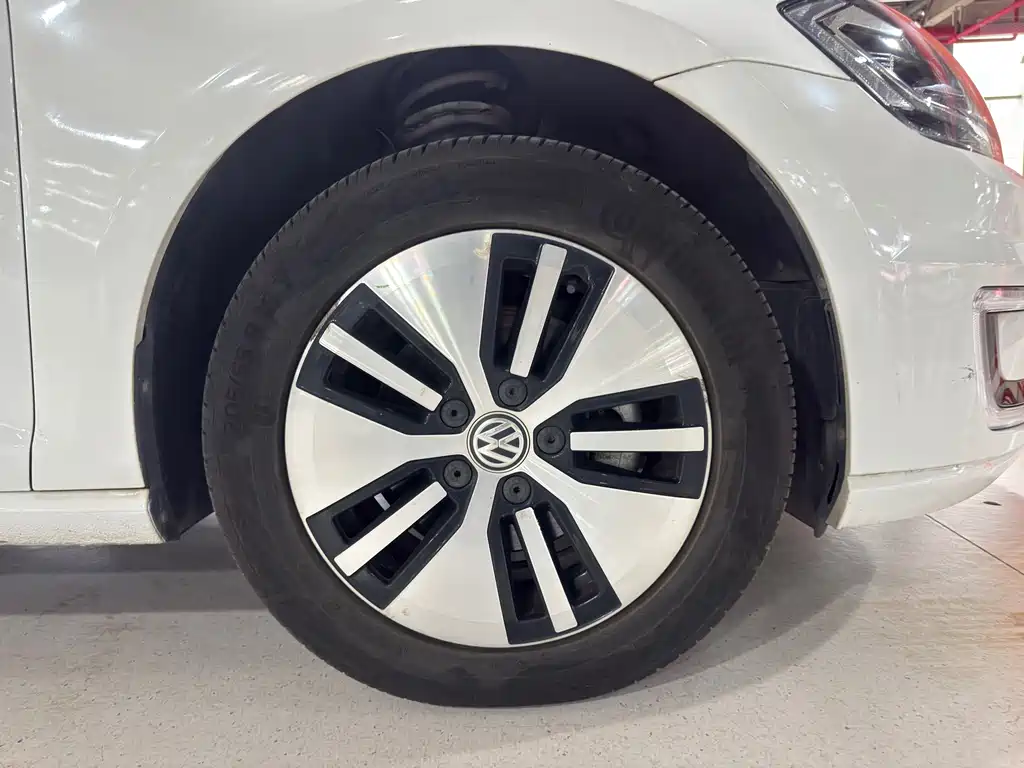 Volkswagen Golf EV — миниатюра 25