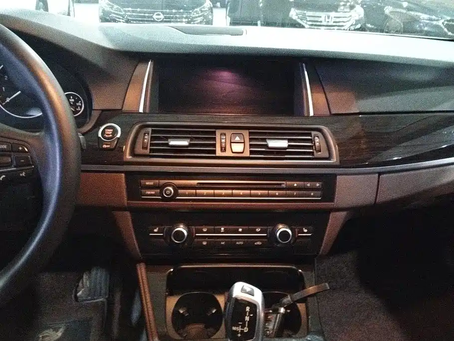 BMW 5 Series — миниатюра 13