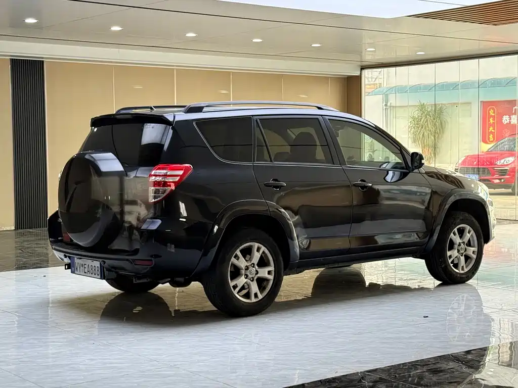 Toyota RAV4 — миниатюра 8