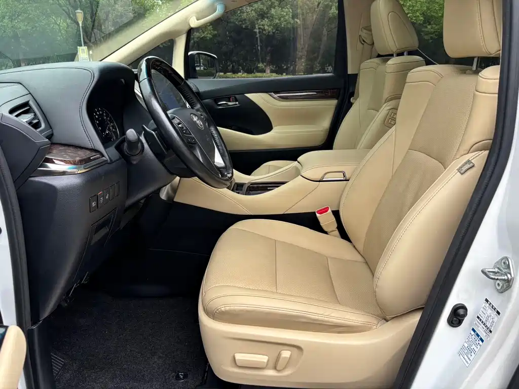 Toyota Alphard — миниатюра 7