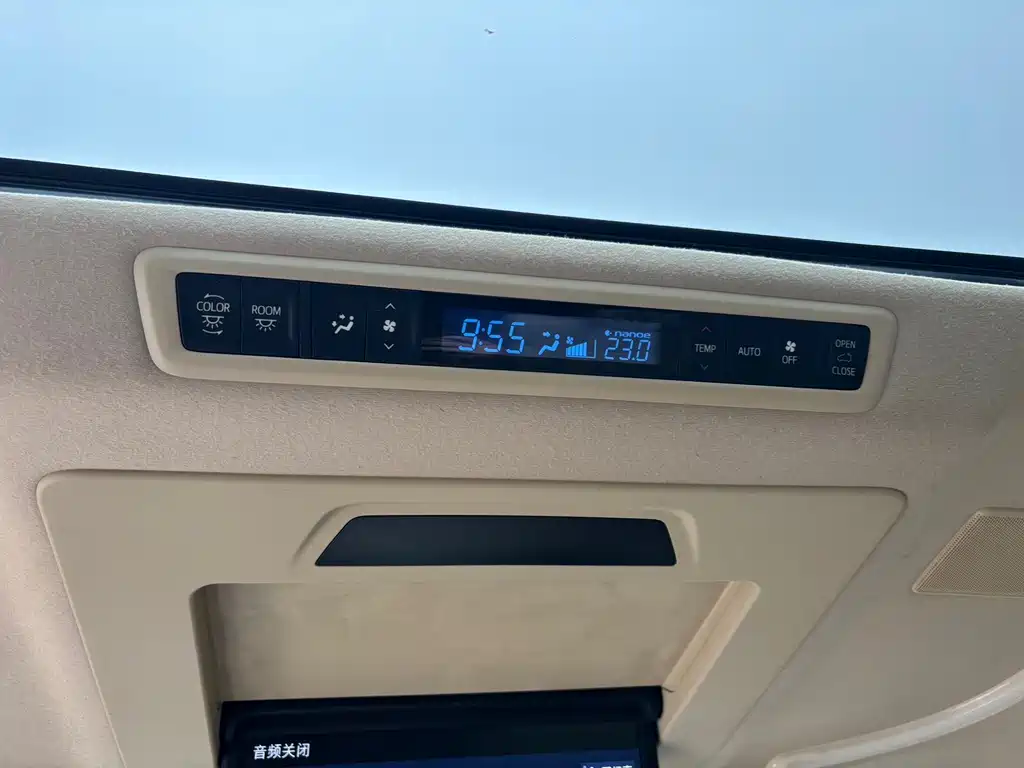 Toyota Alphard — миниатюра 18