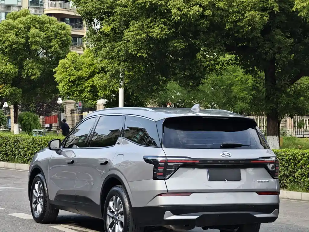 Ford Edge 2023 L 2.0T EcoBoost мест Luxury