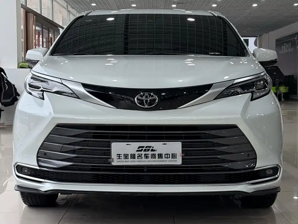 Toyota Sienna — миниатюра 2