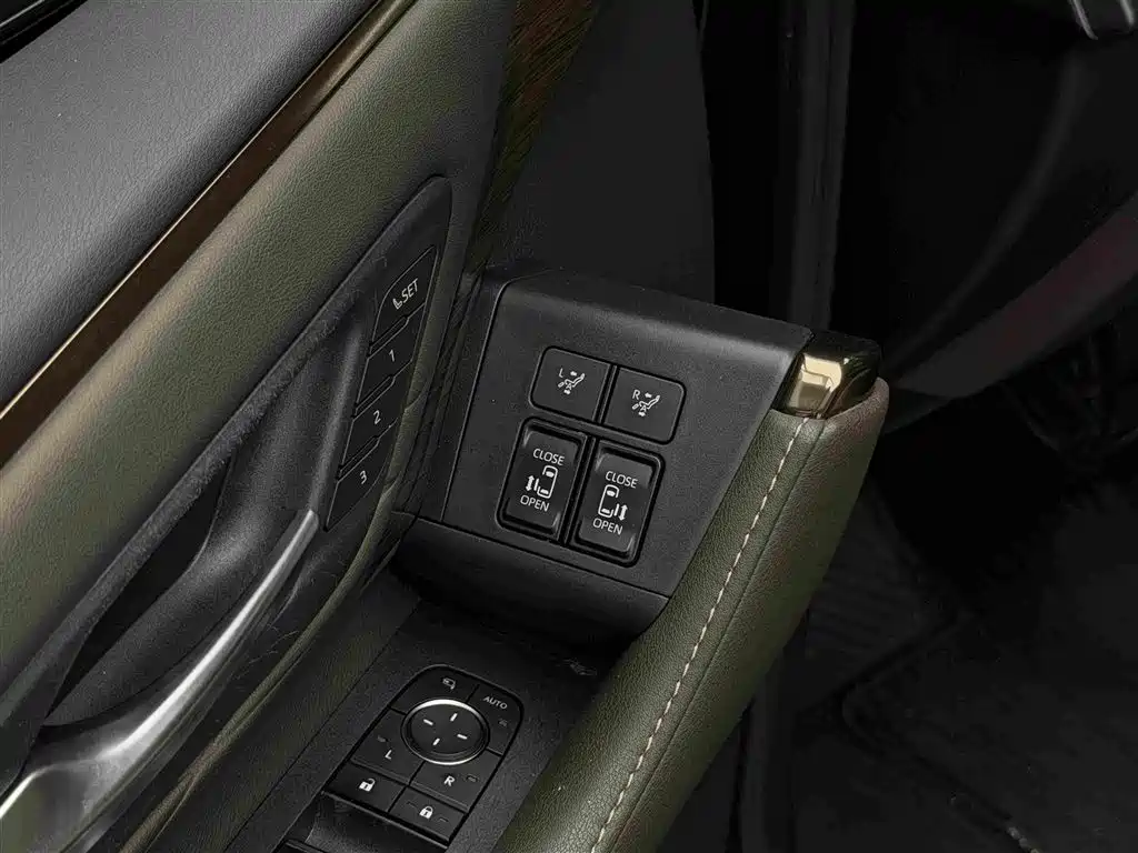 Toyota Alphard — миниатюра 6