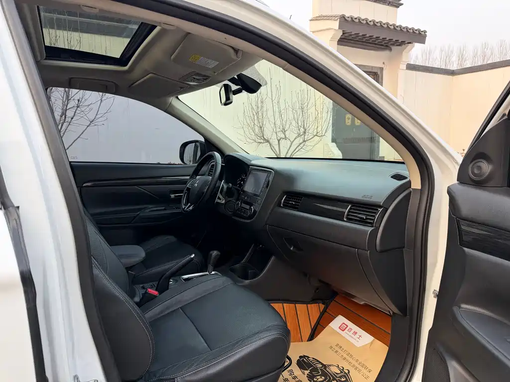 MITSUBISHI OUTLANDER