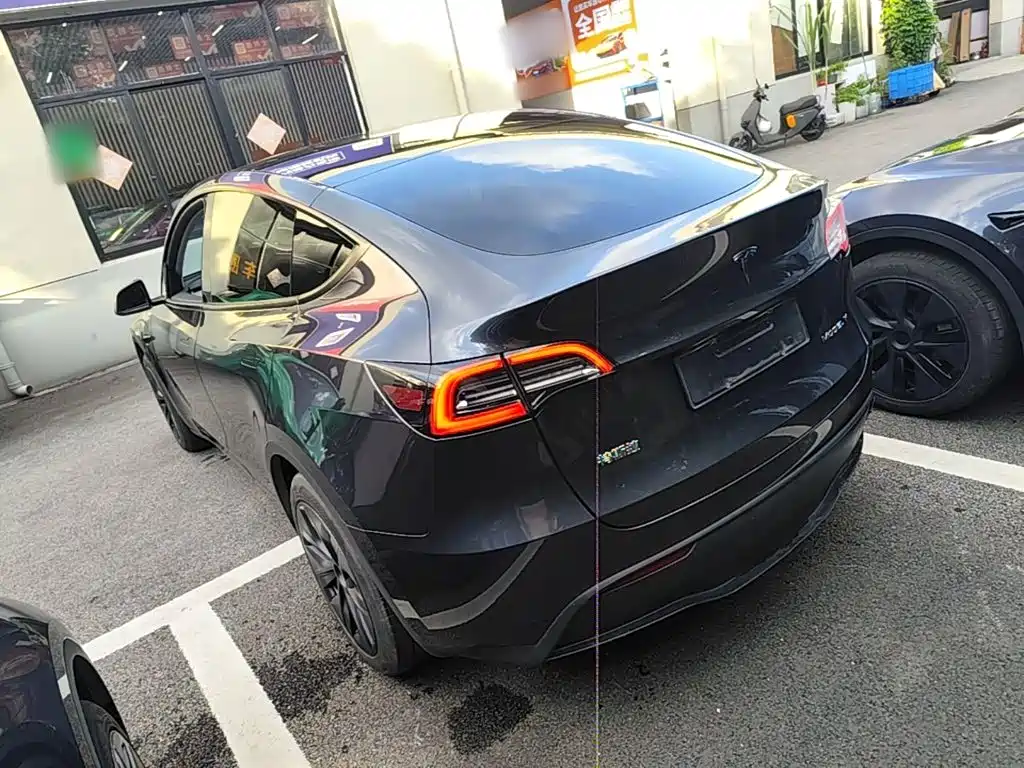 Tesla Model Y — миниатюра 5