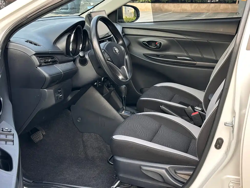 Toyota Yaris L — миниатюра 4