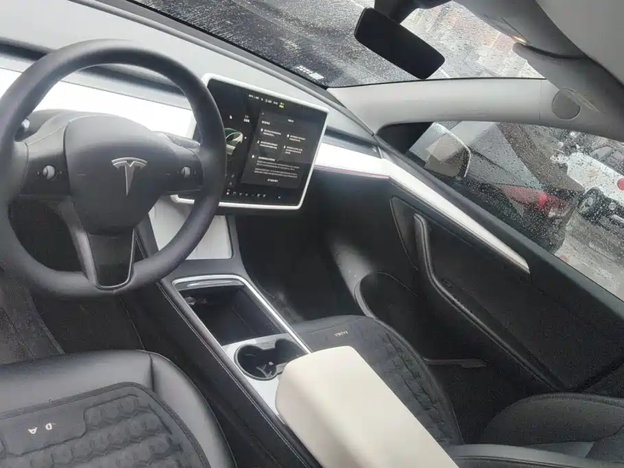 Tesla Model Y — миниатюра 12