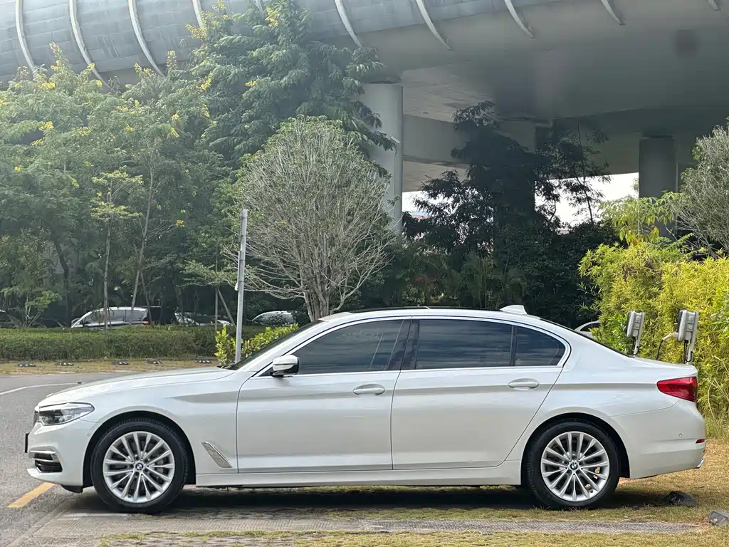BMW 5 Series — миниатюра 7