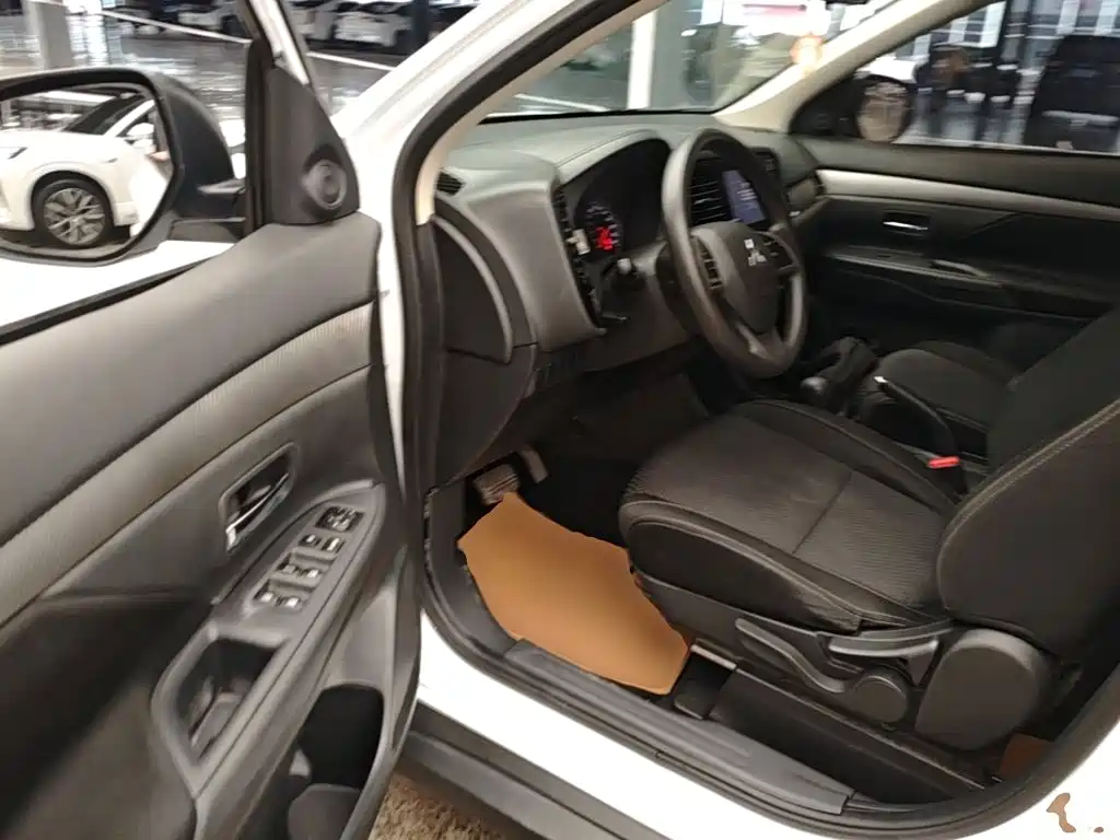 Mitsubishi Outlander — миниатюра 16