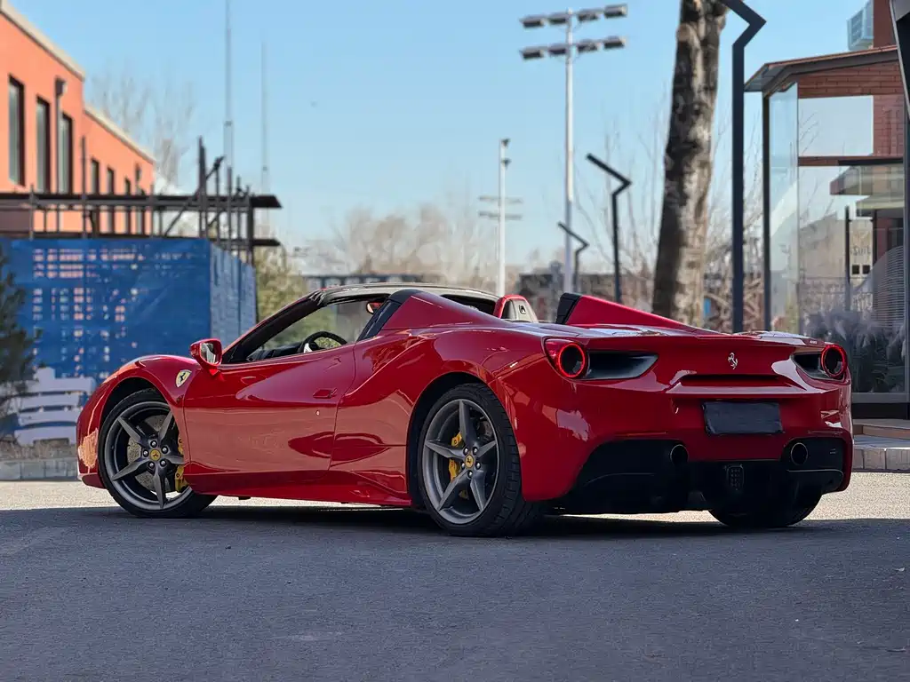 FERRARI 488