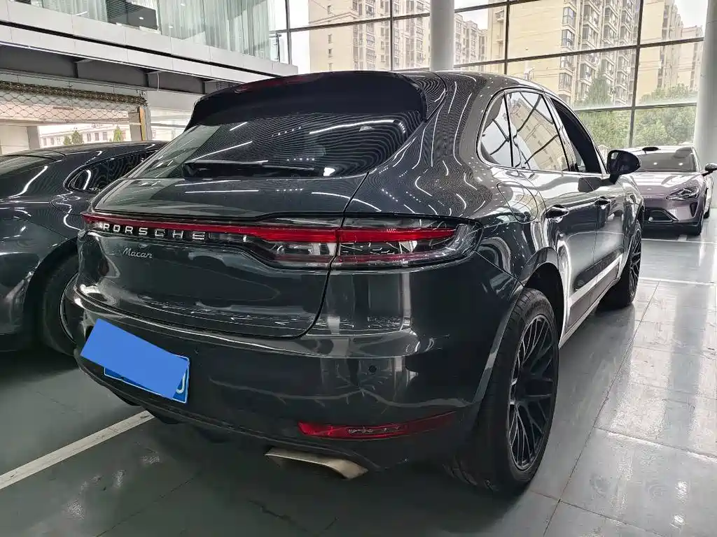PORSCHE MACAN