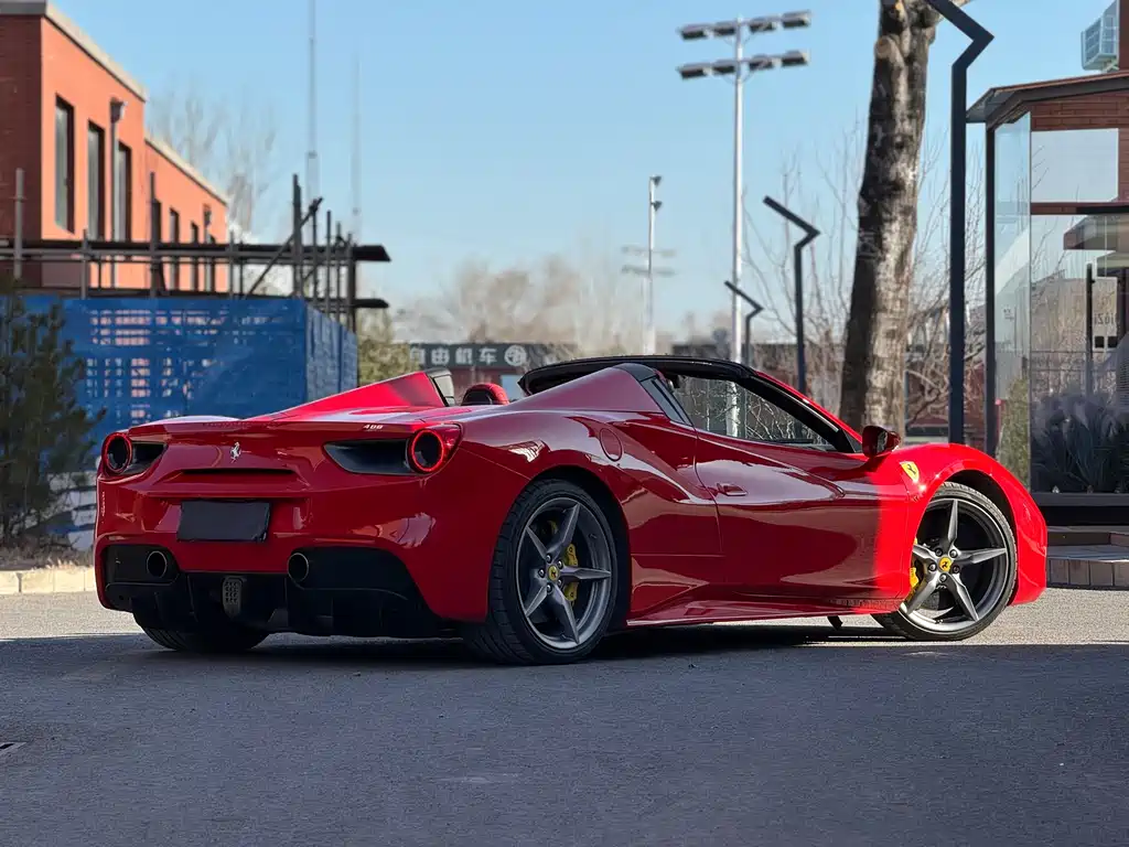 FERRARI 488