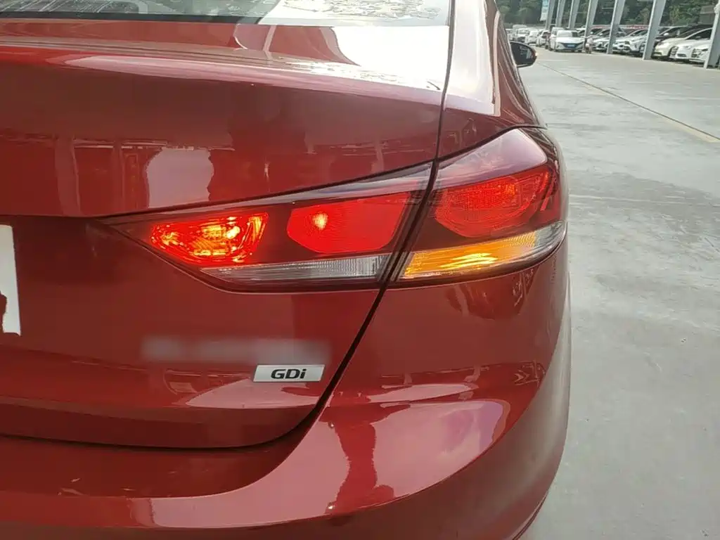 Hyundai Elantra — миниатюра 8