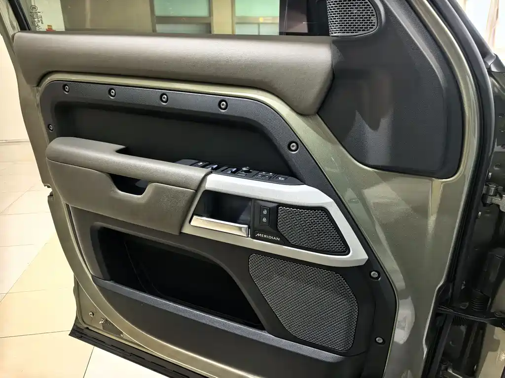 Land Rover Defender — миниатюра 18