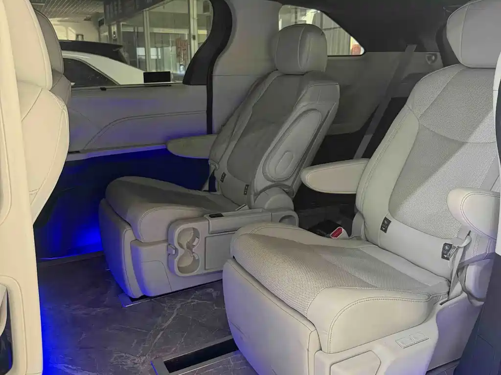 Toyota Sienna — миниатюра 6