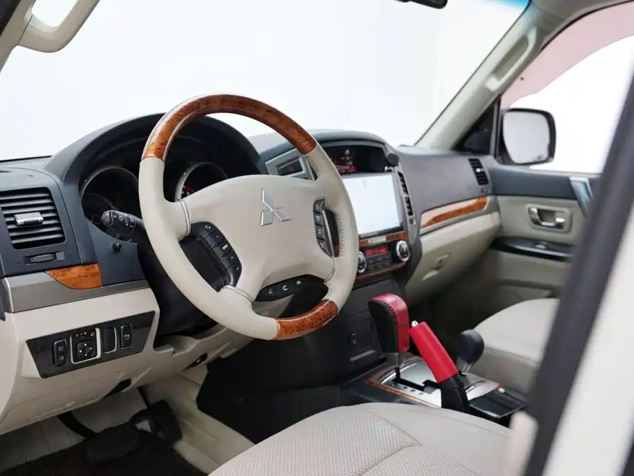 Mitsubishi Pajero (Import) — миниатюра 6