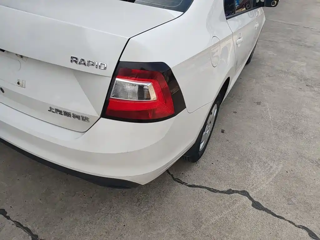 Skoda Rapid — миниатюра 8