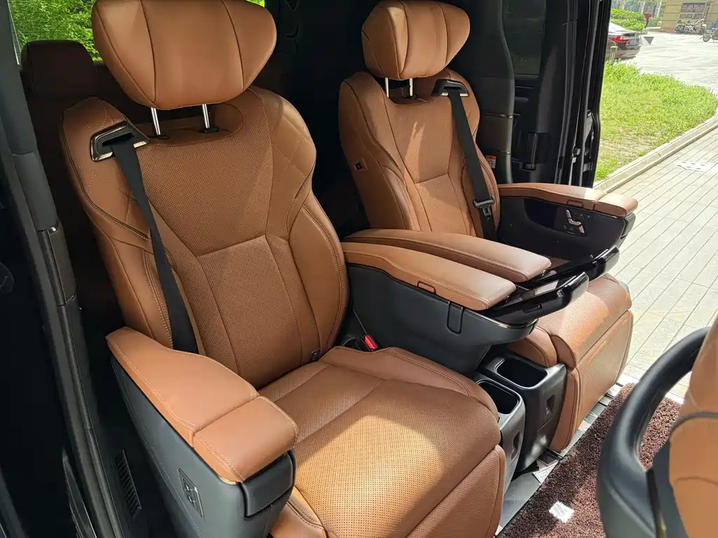 Toyota Alphard — миниатюра 12