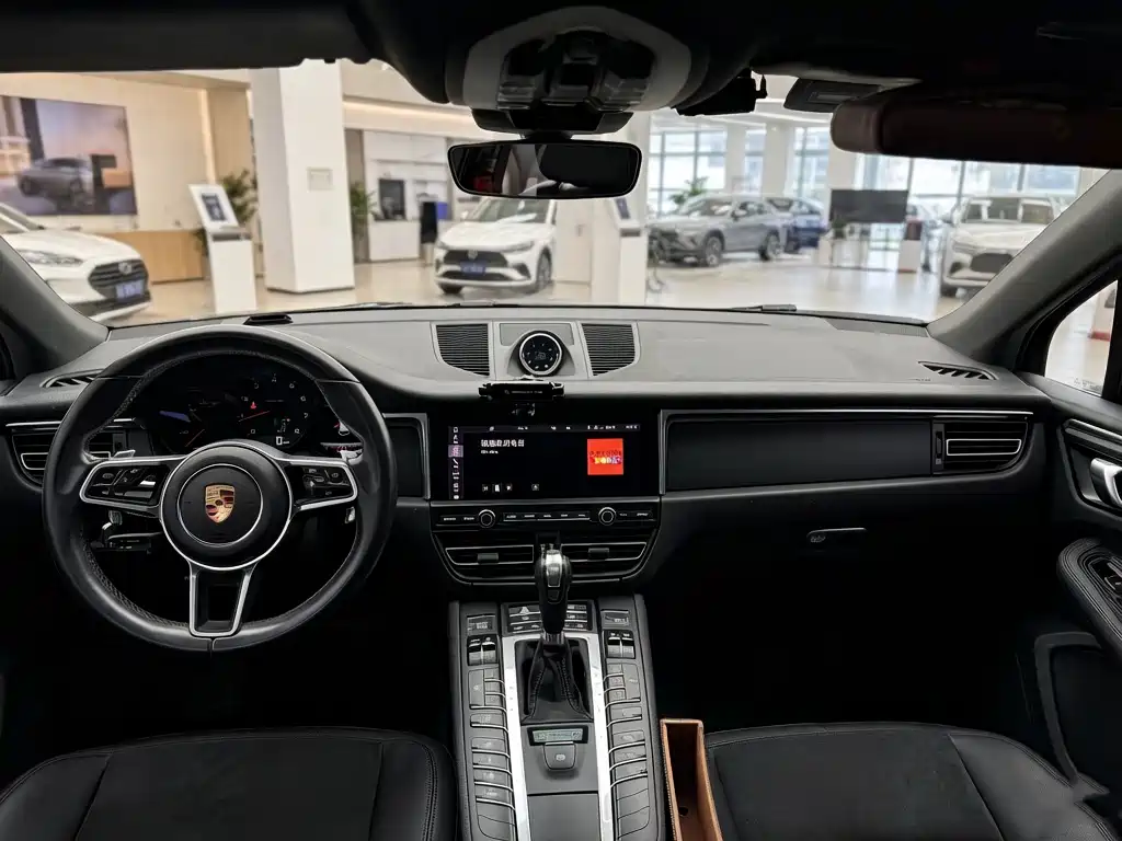 PORSCHE MACAN