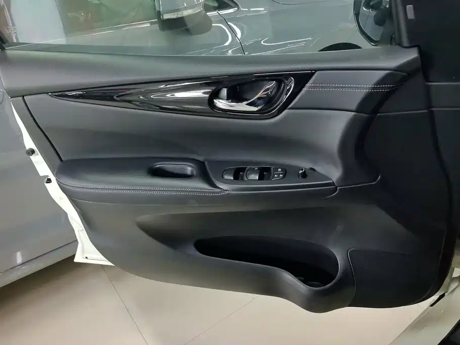 Nissan Tiida — миниатюра 7
