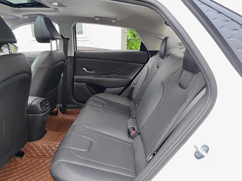 Hyundai Elantra — миниатюра 8