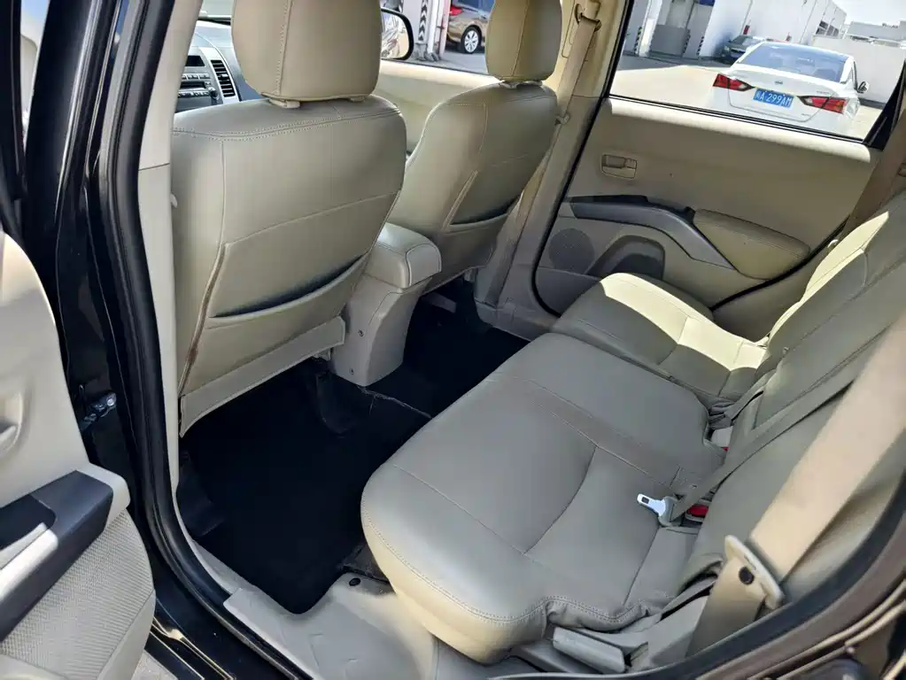 Mitsubishi Outlander (Import) — миниатюра 8