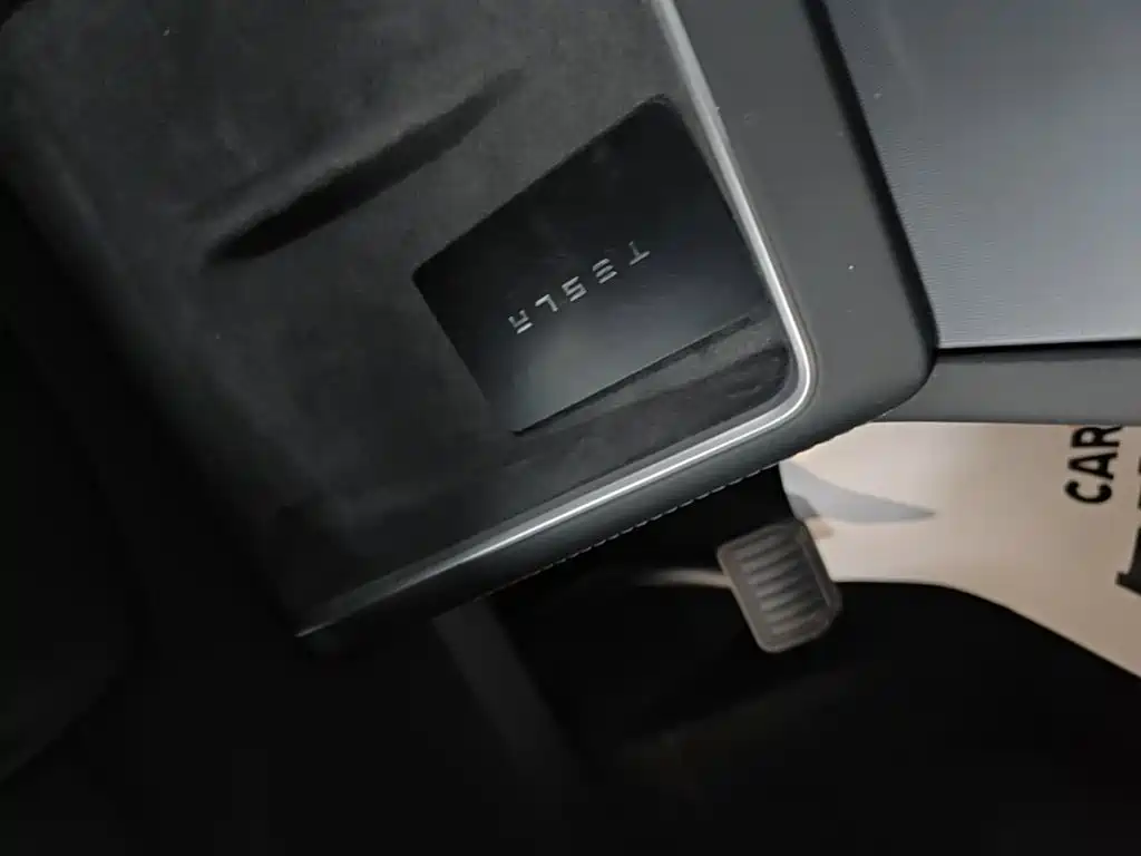Tesla Model Y — миниатюра 9
