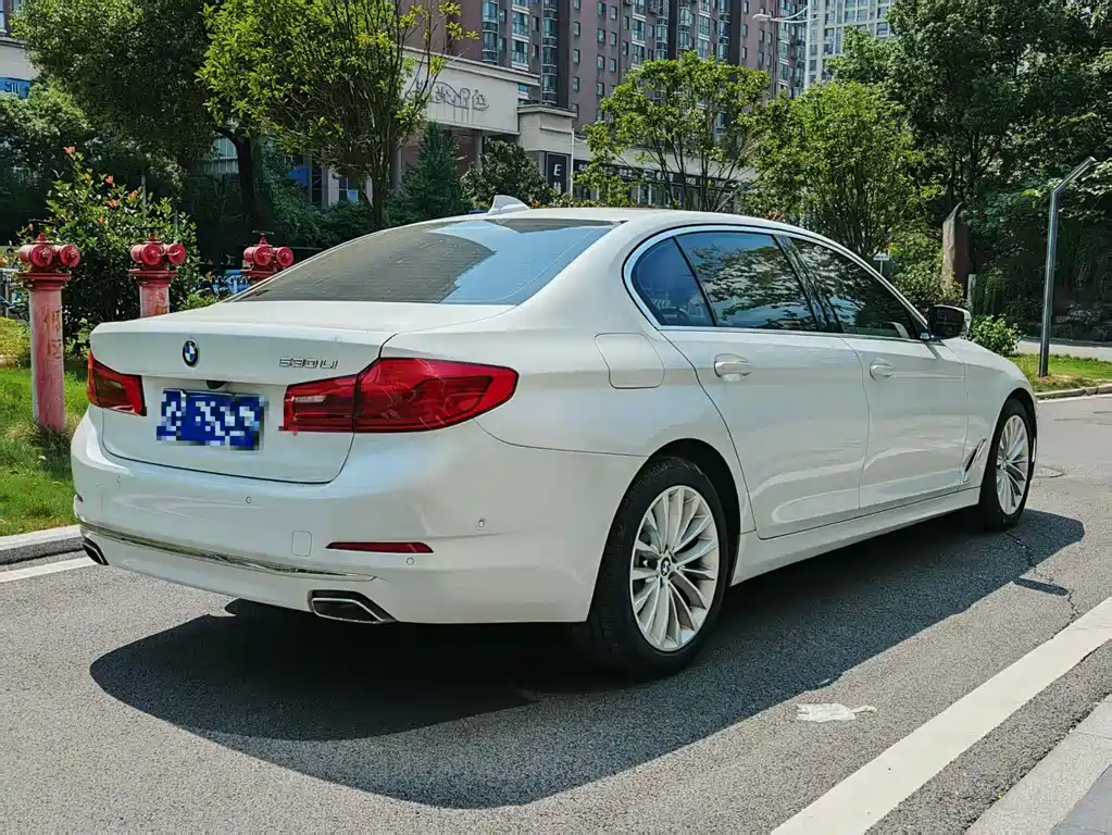 BMW 5 Series — миниатюра 10
