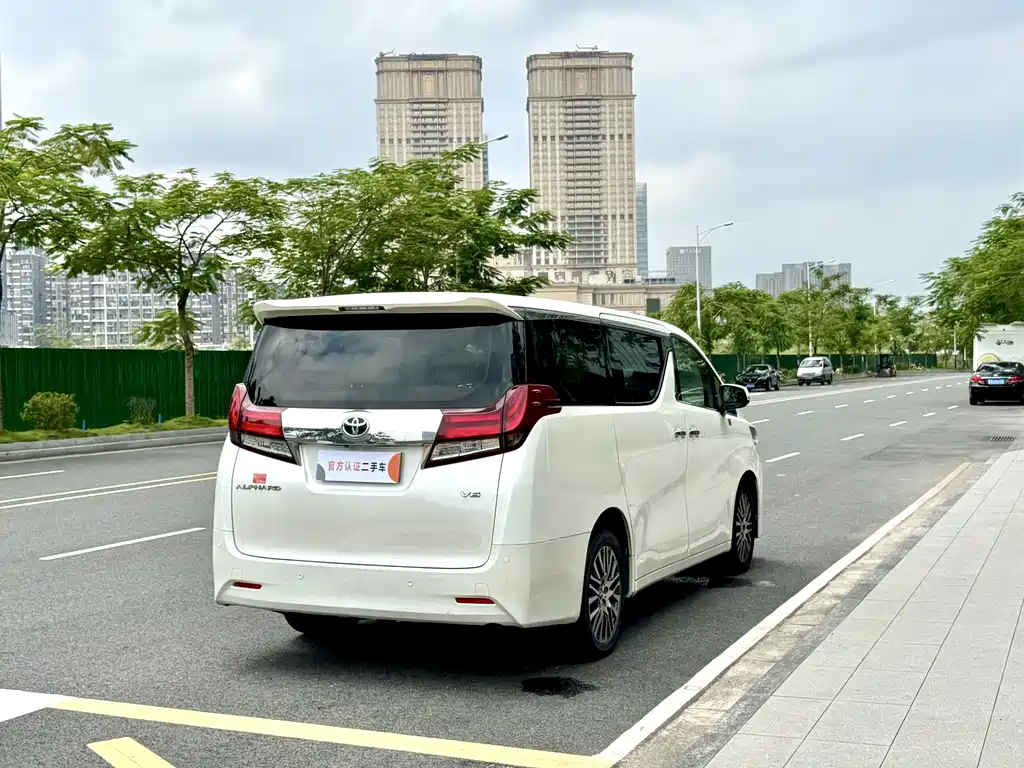 Toyota Alphard — миниатюра 6